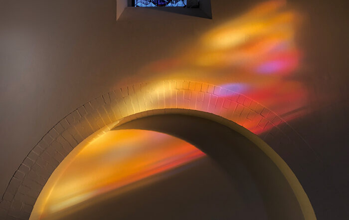 farbiges Licht auf Kirchenwand